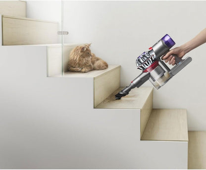 2026 2025 Dyson V8 Advanced™ Aspirateur Balai sans Fil – 130 AW, 40 Min d’autonomie, Brosse Motorbar Auto-démêlante, Accessoires combinés, Station Murale, Argent/Nickel