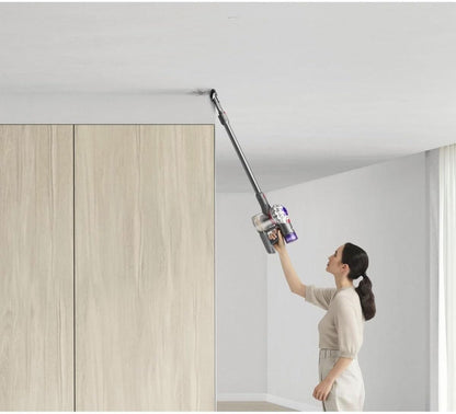 2026 2025 Dyson V8 Advanced™ Aspirateur Balai sans Fil – 130 AW, 40 Min d’autonomie, Brosse Motorbar Auto-démêlante, Accessoires combinés, Station Murale, Argent/Nickel