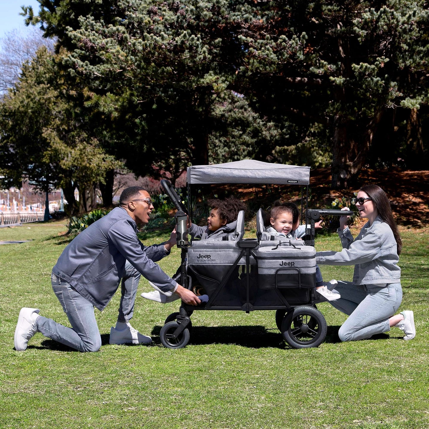 2026 Jeep Wrangler Deluxe Wagon Poussette 4 places – par Delta Children