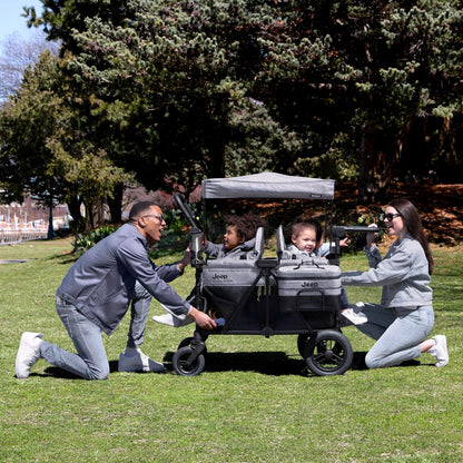 2026 Jeep Wrangler Deluxe Wagon Poussette 4 places – par Delta Children