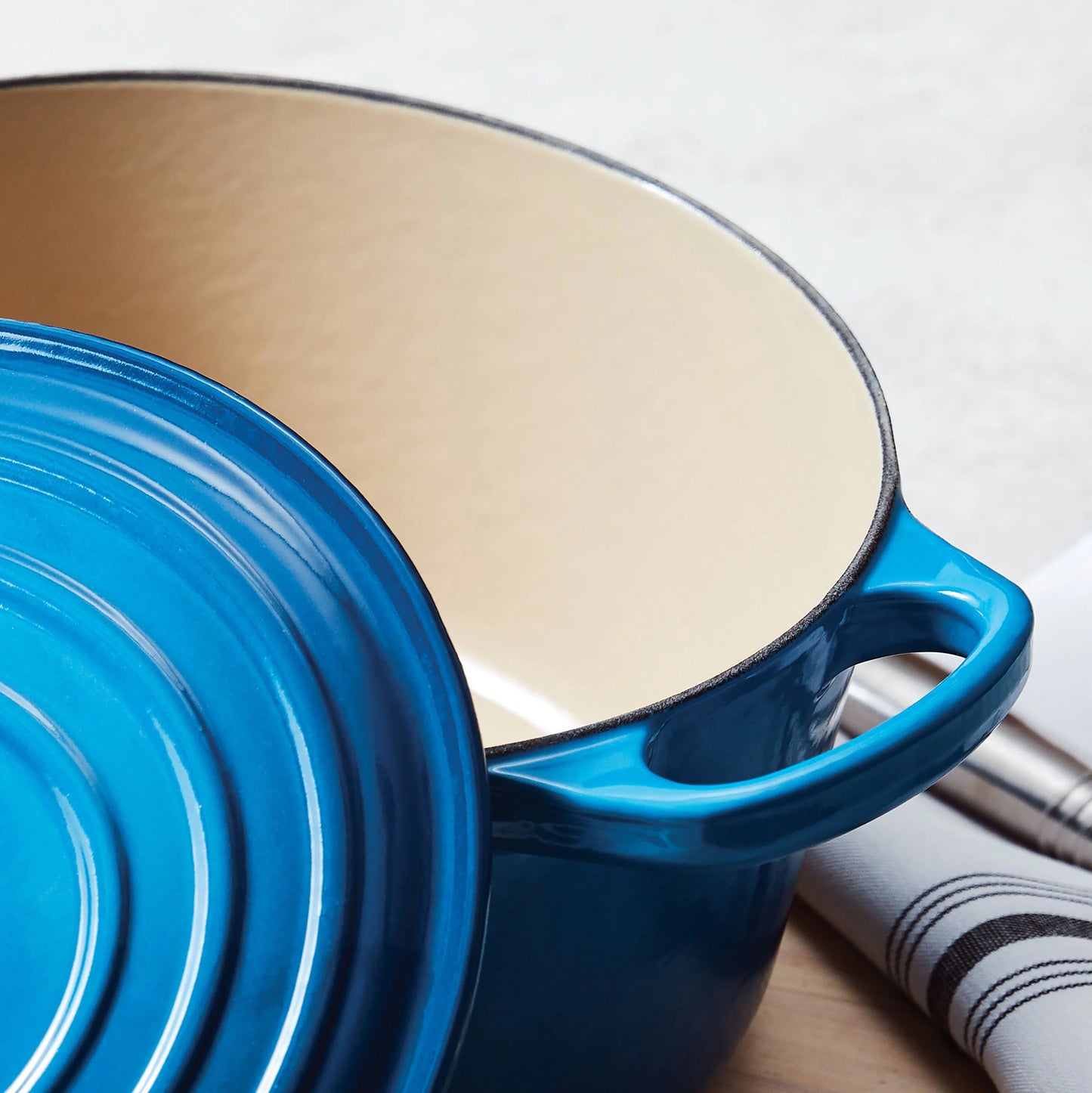 2026 2025 Le Creuset Signature Cocotte Ronde en Fonte Émaillée 13,25 Quart – Couleur Marseille